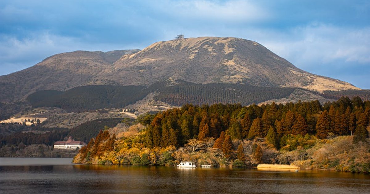 Stunning view of Lake Ashi with Mount Hakone in the backdrop, Japan.