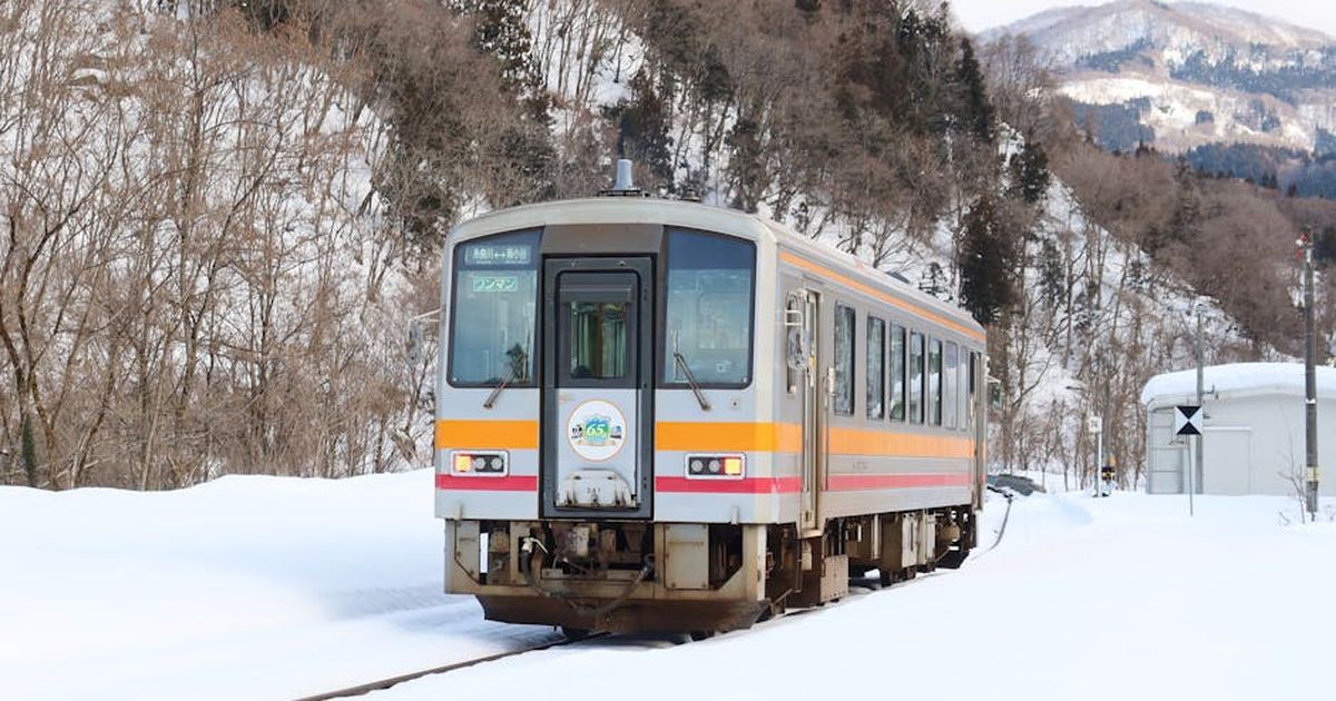 Train in snow-covered 小谷村, Nagano, showcasing winter's serene beauty.