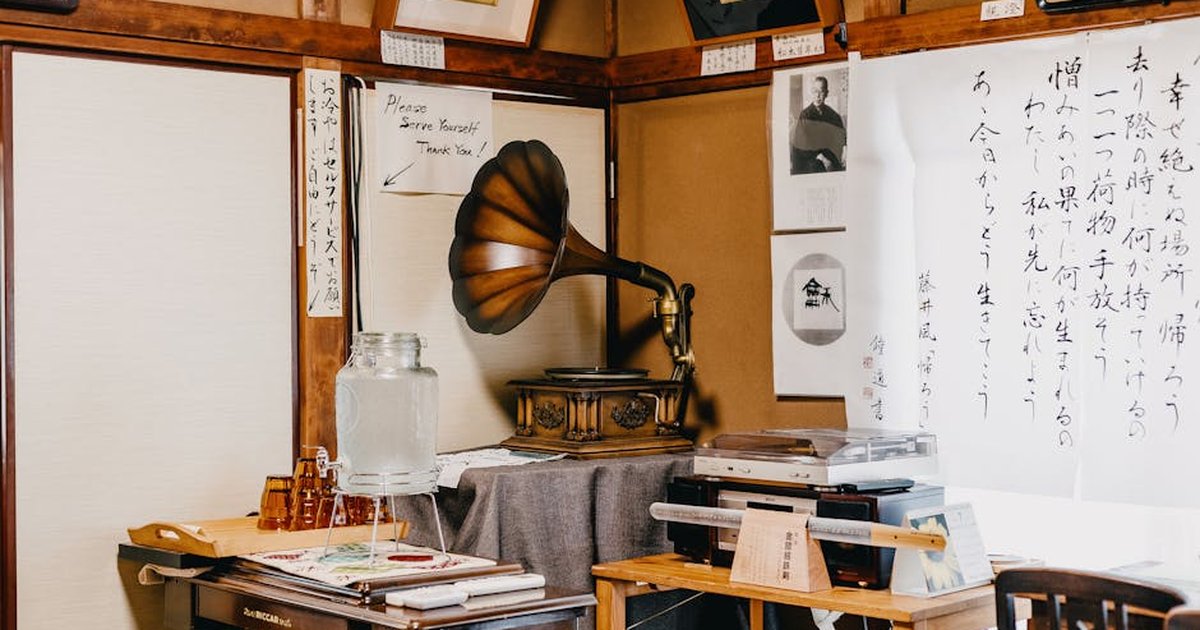 A cozy Japanese room in Kawagoe with vintage phonograph, calligraphy, and traditional decor.