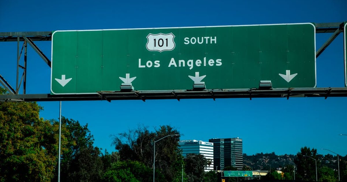 Scenic view of the Highway 101 South sign directing toward Los Angeles with traffic below.