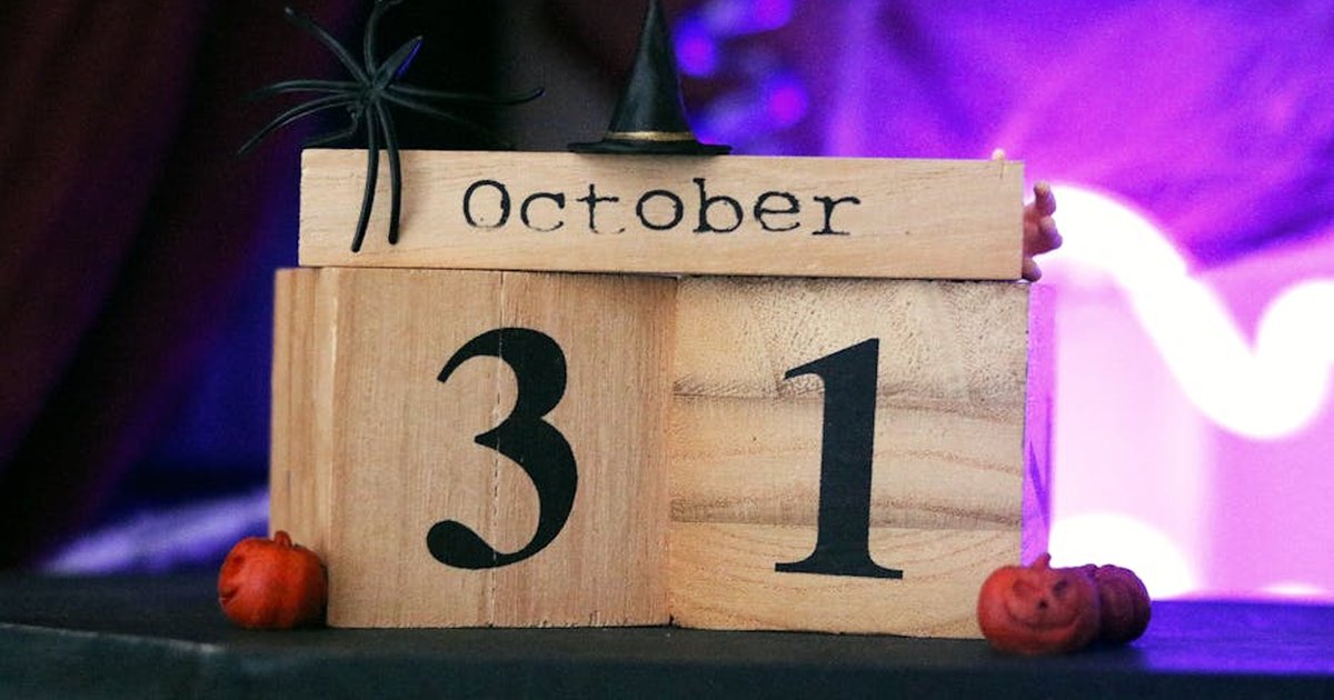 Halloween-themed wooden calendar showing October 31 with festive decorations.