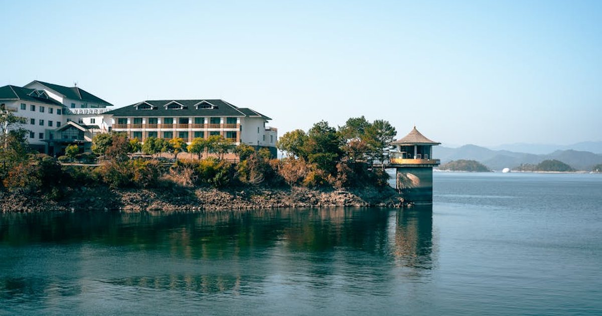 Lakeside architecture in Hangzhou, China, showcasing serene waterfront and scenic beauty.