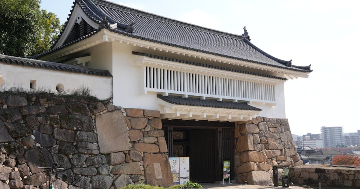 The traditional architectural gate of Okayama Castle showcasing Japanese craftsmanship.