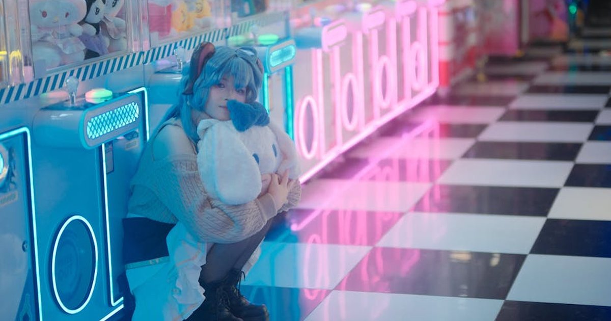 Cosplayer embraces plush toy in vibrant Vietnamese arcade setting.