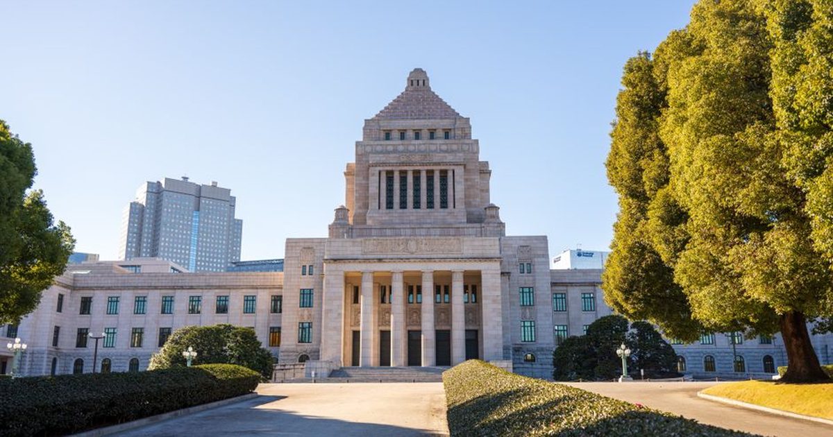 Front view of the National Diet Building in Tokyo on a sunny day, showcasing classic architecture.