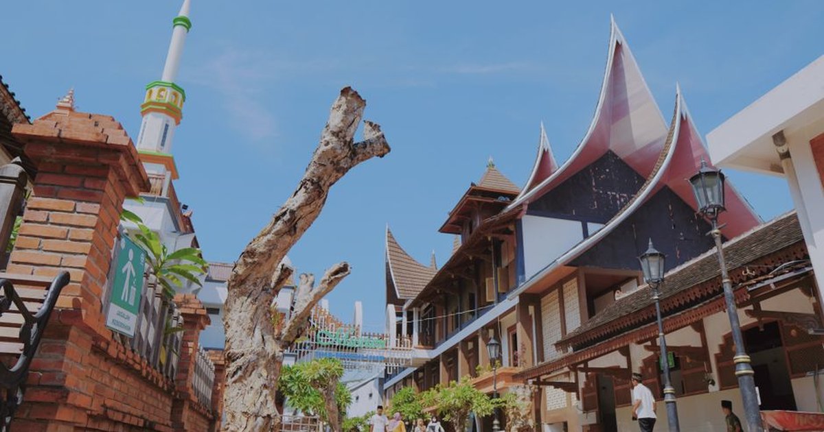 Scenic view of traditional Central Javanese architecture with a clear blue sky.