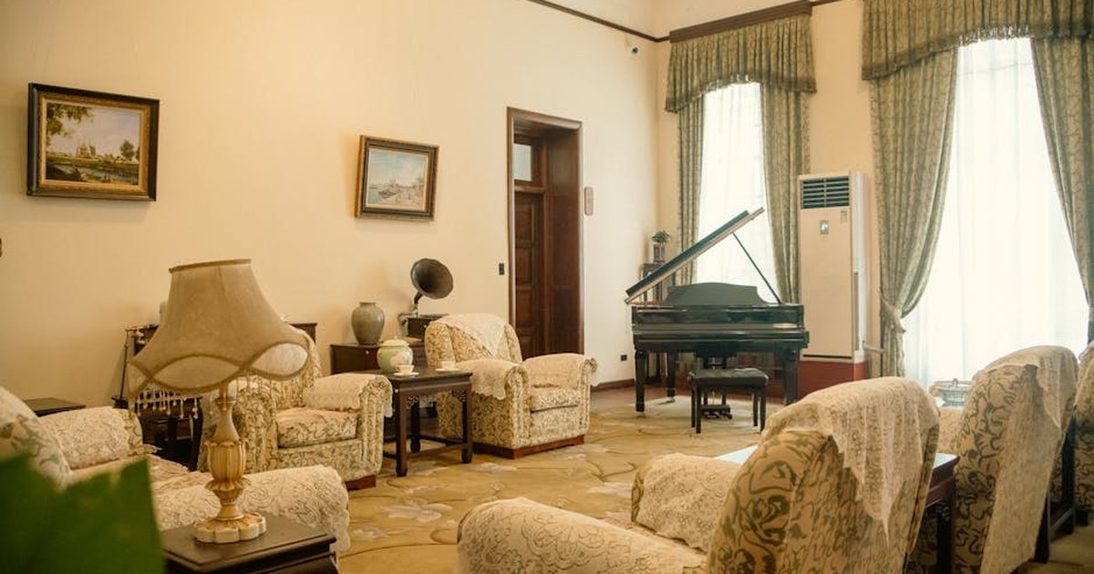 Luxurious interior of Meiling Palace in Nanjing featuring classic furnishings and a grand piano.