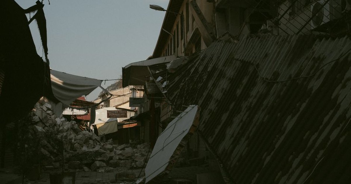 Destruction in Antakya, Türkiye, shows collapsed buildings and debris.