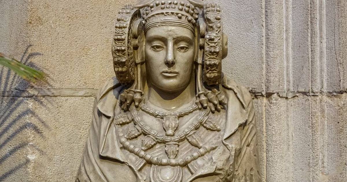 Close-up photo of Lady of Elche sculpture at the National Archaeological Museum.