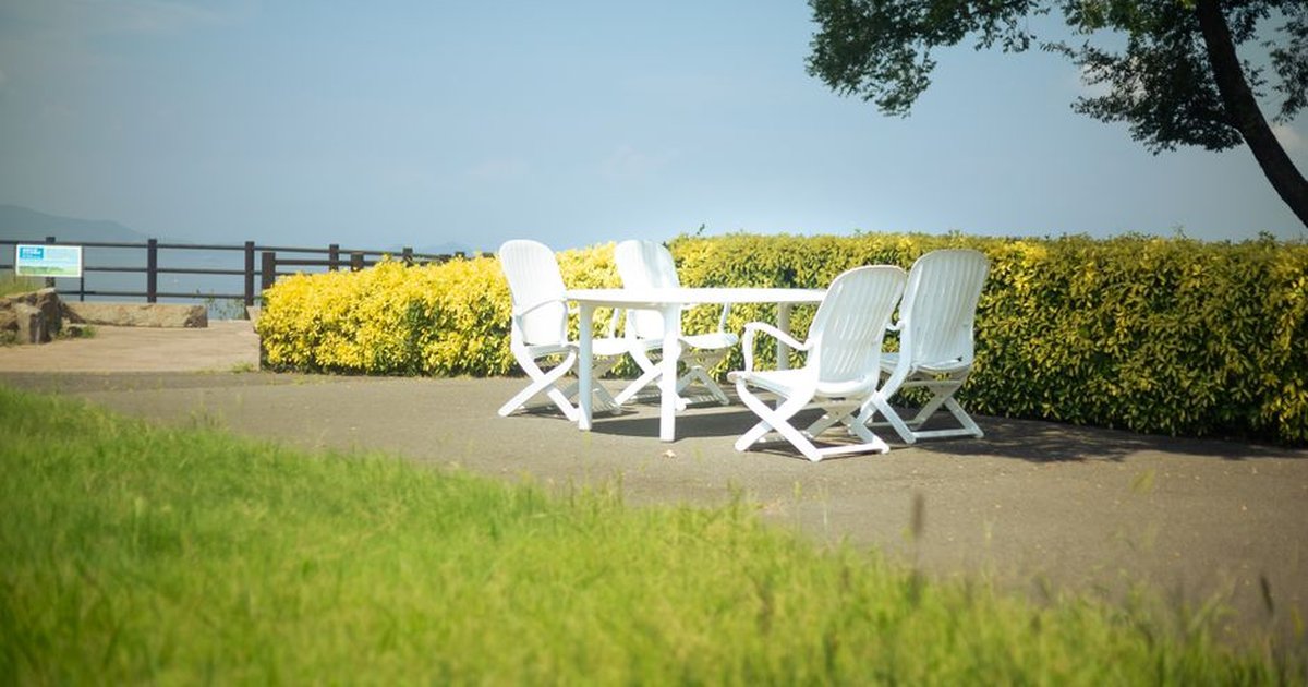 Peaceful outdoor seating area at Aji Ryuozan Park surrounded by lush greenery and scenic views.